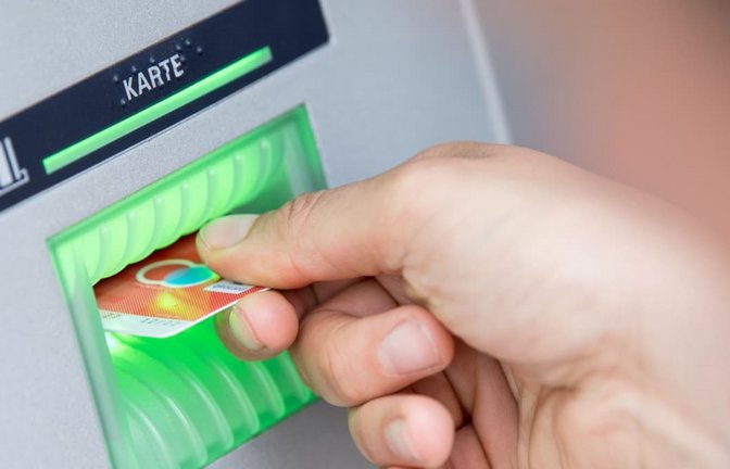 Die Betrügerin hob später in der Ortsmitte direkt Bargeld ab (Symbolbild).<span class='image-autor'>Fabian Sommer/dpa-mag/dpa</span>