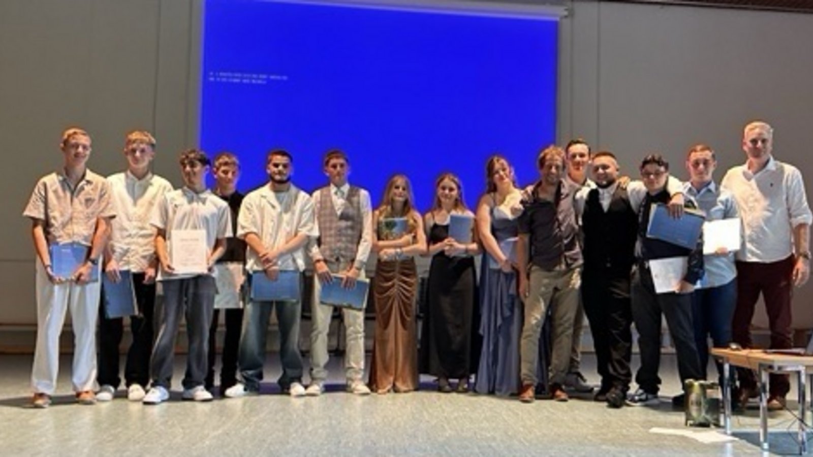 Die Neuner sorgen mit Rückblicken auf ihre Schulzeit für Unterhaltung.  Fotos: p