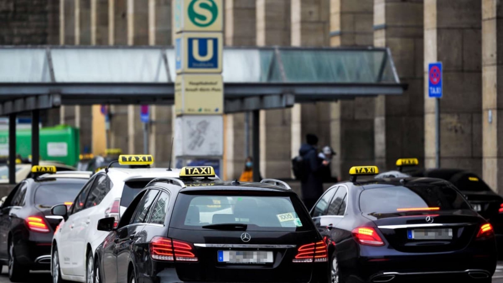 Obwohl Landtagsabgeordnete in Stuttgart kostenlos mit dem öffentlichen Nahverkehr fahren können, werden ihnen auch Taxikosten erstattet.Lichtgut/Max Kovalenko Obwohl Landtagsabgeordnete in Stuttgart kostenlos mit dem öffentlichen Nahverkehr fahren können, werden ihnen auch Taxikosten erstattet.Lichtgut/Max Kovalenko