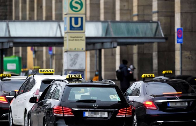 Obwohl Landtagsabgeordnete in Stuttgart kostenlos mit dem öffentlichen Nahverkehr fahren können, werden ihnen auch Taxikosten erstattet.<span class='image-autor'>Lichtgut/Max Kovalenko</span>