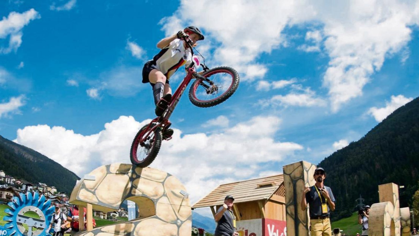 Hoch hinaus ging es für Nina Reichenbach bei der Trial-WM in den Dolomiten. Die Ötisheimerin sicherte sich den Titel bei den Frauen. Foto: privat Hoch hinaus ging es für Nina Reichenbach bei der Trial-WM in den Dolomiten. Die Ötisheimerin sicherte sich den Titel bei den Frauen. Foto: privat