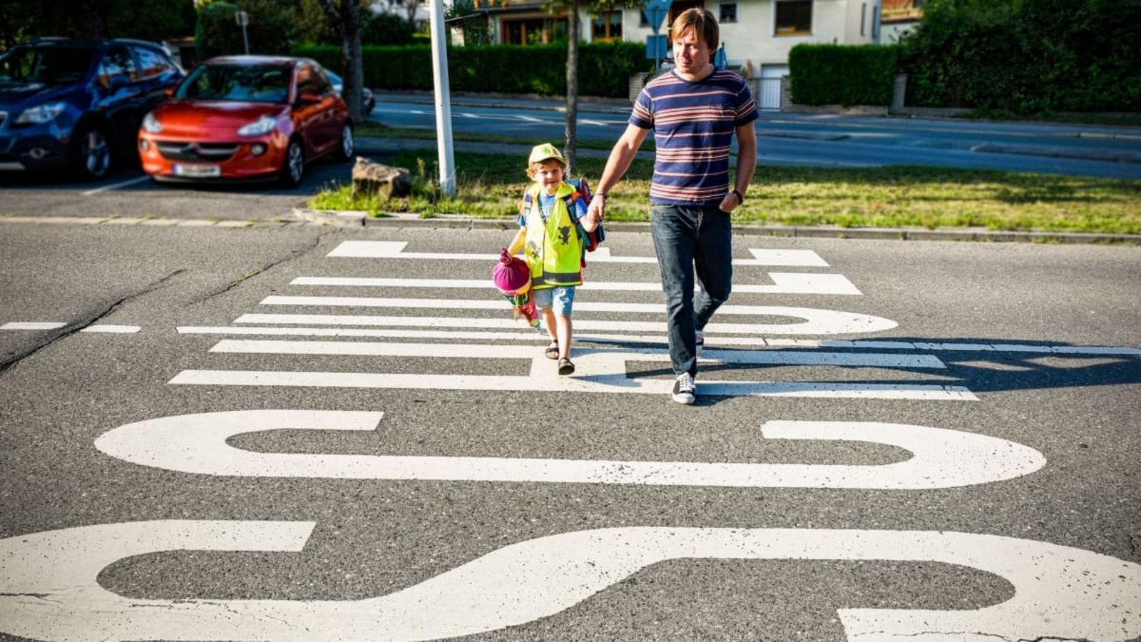 Die Landesverkehrswacht rät Eltern von künftigen Erstklässlern, schon jetzt in den Ferien den Schulweg zu üben.Hagen Lehmann/dpa