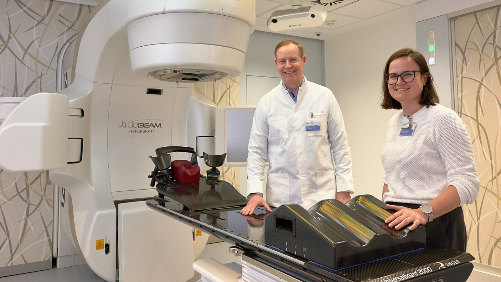 Sind vom Linearbeschleuniger begeistert: Arndt-Christian Müller und Carolin Buchele. Foto: RKH Sind vom Linearbeschleuniger begeistert: Arndt-Christian Müller und Carolin Buchele. Foto: RKH