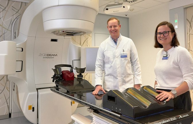 Sind vom Linearbeschleuniger begeistert: Arndt-Christian Müller und Carolin Buchele.  <span class='image-autor'>Foto: RKH</span>