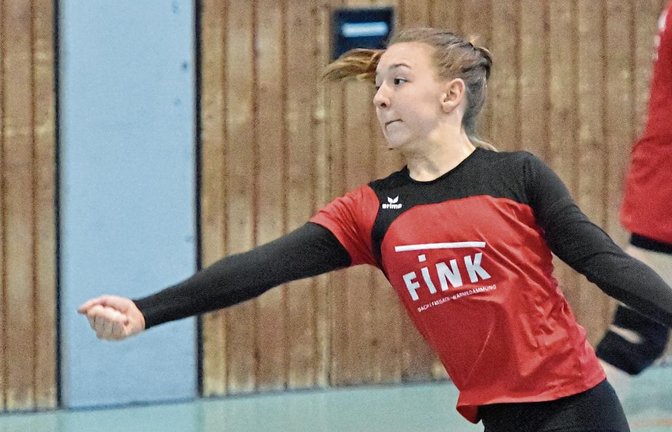 Merle Bremer spielt seit dieser Hallensaison beim TV Vaihingen. Gelingt gleich am Ende ihrer ersten Runde unterm Kaltenstein der Aufstieg in die 2. Faustball-Bundesliga Süd? Foto: Leitner