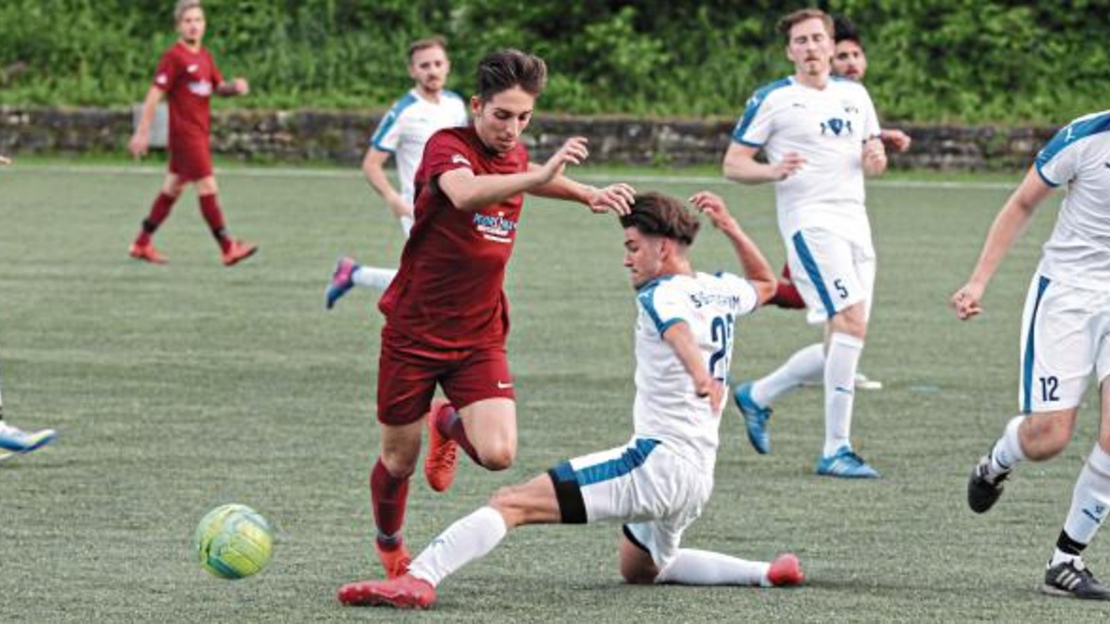 Gedanklich waren die Besigheimer immer einen Schritt schnell – so wie Ramon Zippert (rechts), der Enes Gür den Ball abnahm. Foto: Nachreiner Gedanklich waren die Besigheimer immer einen Schritt schnell – so wie Ramon Zippert (rechts), der Enes Gür den Ball abnahm. Foto: Nachreiner