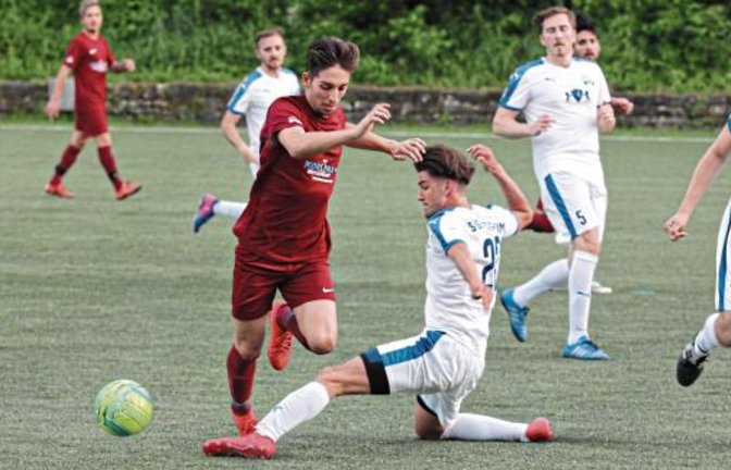 Gedanklich waren die Besigheimer immer einen Schritt schnell – so wie Ramon Zippert (rechts), der Enes Gür den Ball abnahm. Foto: Nachreiner