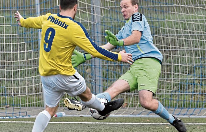 Gündelbachs Torwart Falk Zeeh (rechts) wird alles dafür tun, dass seine Mannschaft die Vorrunde beim Stadtpokal übersteht. Foto: Leitner