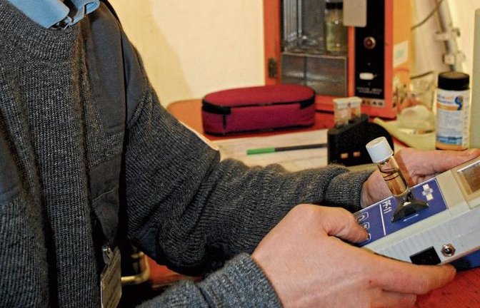 Mithilfe des Fotometers wird das Wasser vor der Reinigung untersucht.
