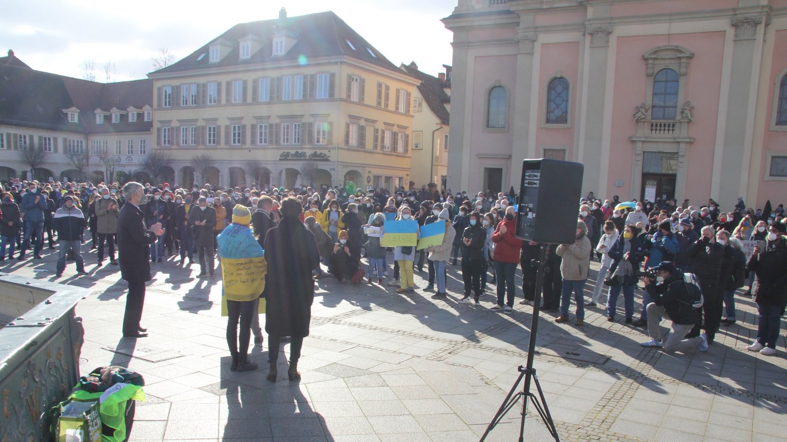 Deutlich mehr als tausend Bürgerinnen und Bürger kamen auf den Ludwigsburger Marktplatz und machten ihrer Empörung Luft. Deutlich mehr als tausend Bürgerinnen und Bürger kamen auf den Ludwigsburger Marktplatz und machten ihrer Empörung Luft.