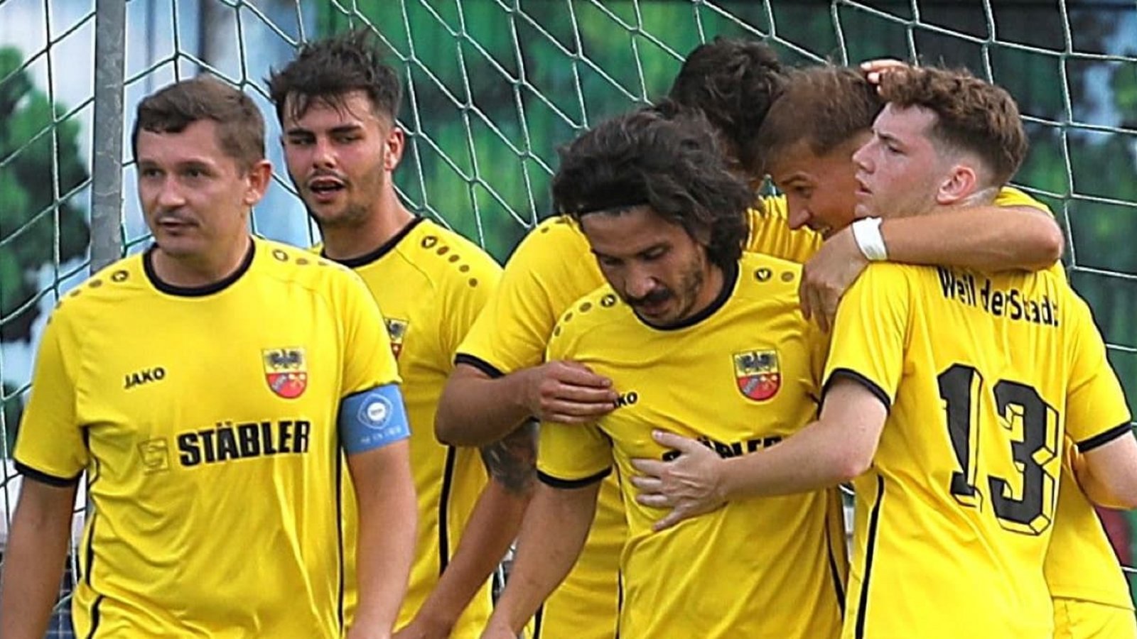 Nach dem 2:0 der Städter wird Jan Holzhäuser (re.) gefeiert.Andreas Gorr