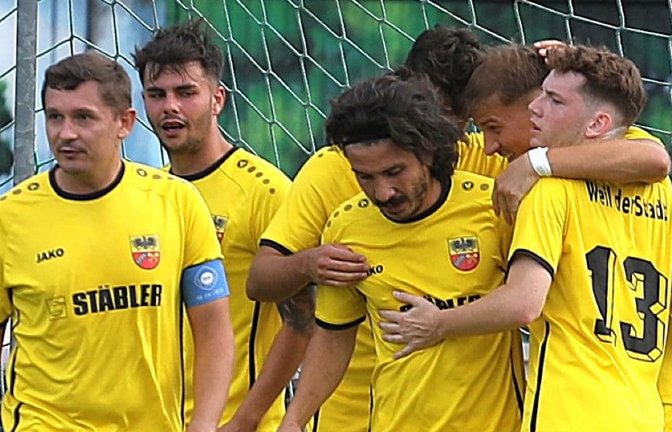 Nach dem 2:0 der Städter wird Jan Holzhäuser (re.) gefeiert.<span class='image-autor'>Andreas Gorr</span>
