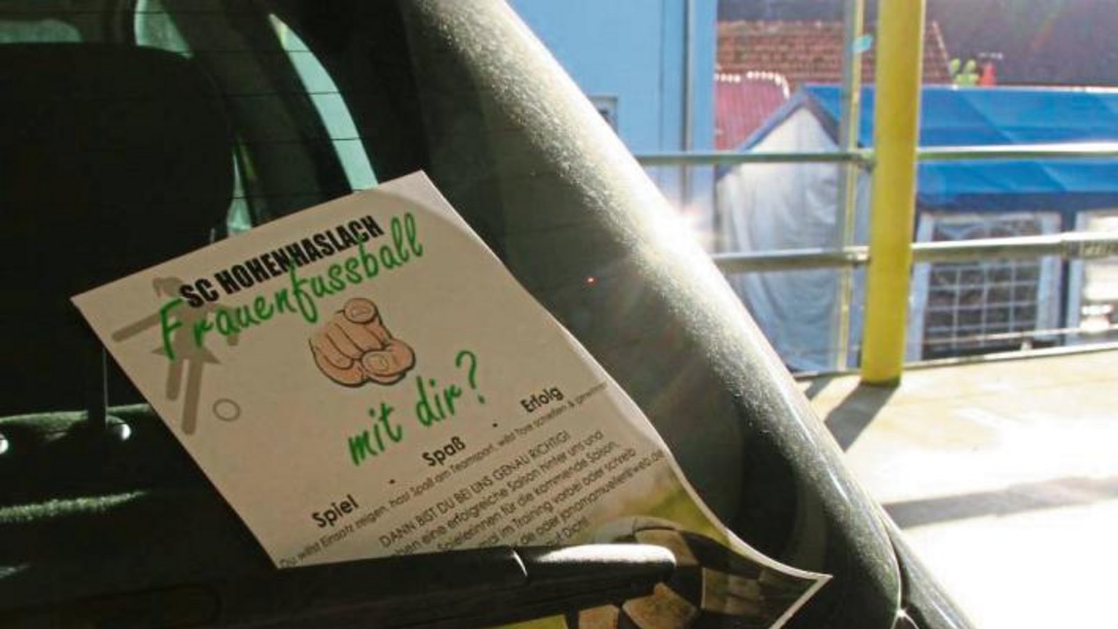 Der SC Hohenhaslach sucht Verstärkung für den Frauenfußball und klemmt dazu offenbar Flyer an Autos. So auch bei unserer Volontärin. Woher die Sportler wussten, dass eine Frau hinterm Steuer sitzt? Ach ja, das Auto stand schief. Foto: Rostek Der SC Hohenhaslach sucht Verstärkung für den Frauenfußball und klemmt dazu offenbar Flyer an Autos. So auch bei unserer Volontärin. Woher die Sportler wussten, dass eine Frau hinterm Steuer sitzt? Ach ja, das Auto stand schief. Foto: Rostek