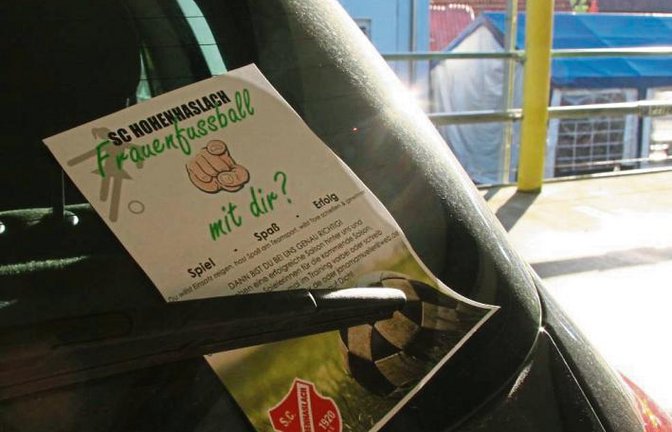 Der SC Hohenhaslach sucht Verstärkung für den Frauenfußball und klemmt dazu offenbar Flyer an Autos. So auch bei unserer Volontärin. Woher die Sportler wussten, dass eine Frau hinterm Steuer sitzt? Ach ja, das Auto stand schief.  Foto: Rostek