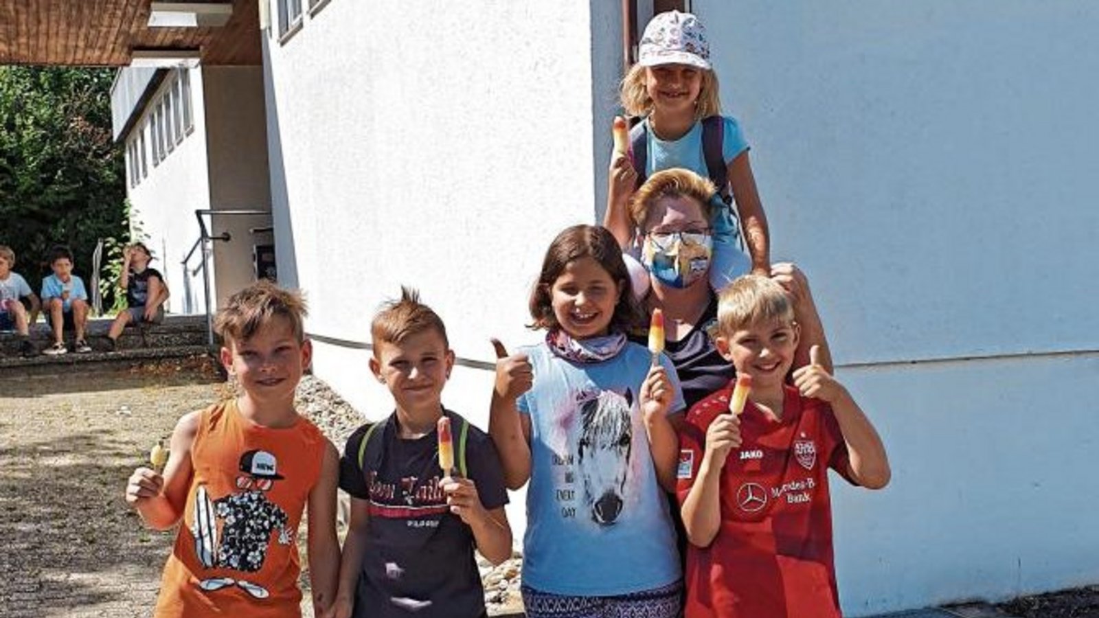 Am letzten Schultag gab es in Horrheim an der Grundschule Eis für alle Schüler und die Lehrer. Das verpackte Eis wurde mit Mundschutz verteilt vom Kinder- und Jugendfreizeitverein Horrheim. Foto: p Am letzten Schultag gab es in Horrheim an der Grundschule Eis für alle Schüler und die Lehrer. Das verpackte Eis wurde mit Mundschutz verteilt vom Kinder- und Jugendfreizeitverein Horrheim. Foto: p