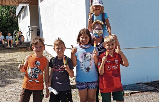Am letzten Schultag gab es in Horrheim an der Grundschule Eis für alle Schüler und die Lehrer. Das verpackte Eis wurde mit Mundschutz verteilt vom Kinder- und Jugendfreizeitverein Horrheim. Foto: p