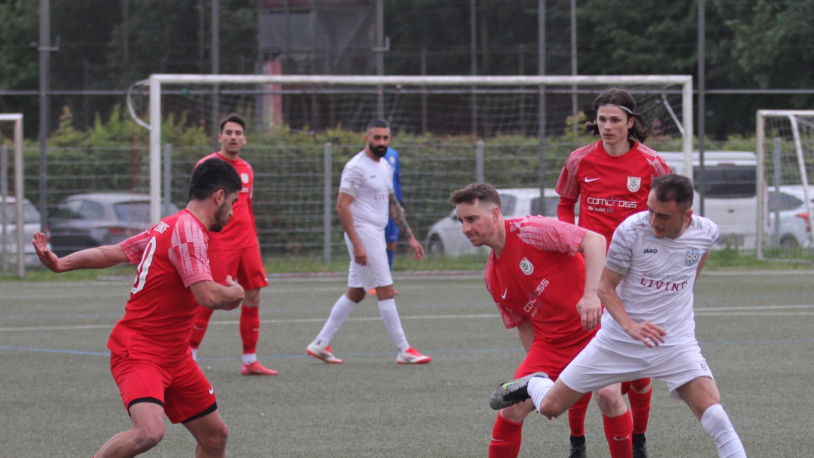 Mit Haken und Ösen kämpfen die Nussdorfer Hakan Atalay (von links), Johannes Wizemann und Leonard Pfisterer um den Ball. Foto: Dittrich