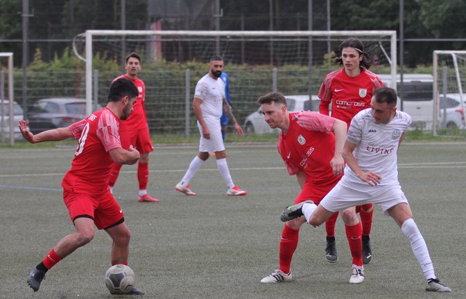 Mit Haken und Ösen kämpfen die Nussdorfer Hakan Atalay (von links), Johannes Wizemann und Leonard Pfisterer um den Ball. <span class='image-autor'>Foto: Dittrich</span>