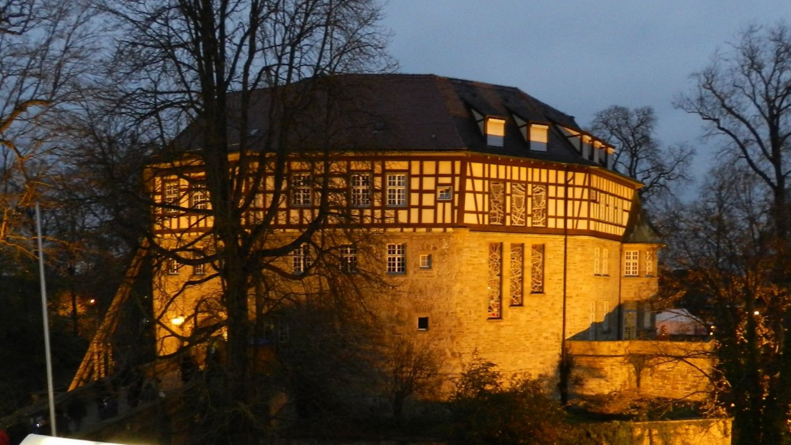 Am Sachsenheimer Wasserschloss startet der Weihnachtsmarkt am Sonntag. Archivfoto: VKZ Am Sachsenheimer Wasserschloss startet der Weihnachtsmarkt am Sonntag. Archivfoto: VKZ