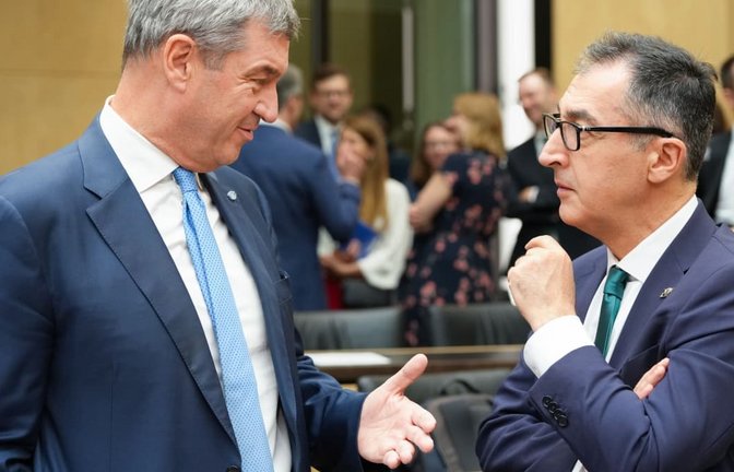 Bayerns Ministerpräsident Markus Söder (links) und Stuttgarts Regierungschef Cem Özdemir haben zusammen mit Niedersachsen einen Hilferuf der Autoländer verfasst.<span class='image-autor'>Soeren Stache/dpa</span>