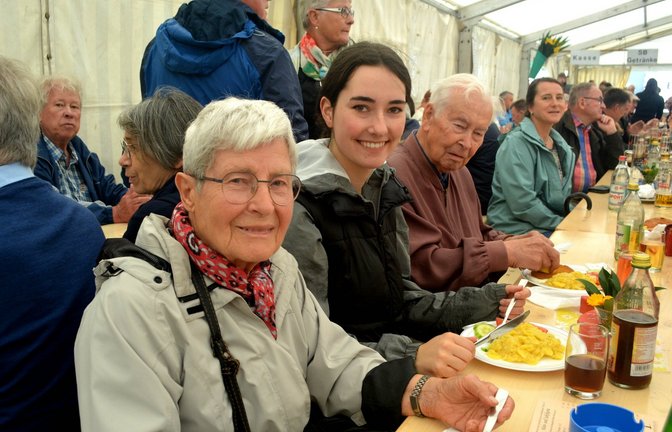 Trotz des regnerischen Wetters waren die Besucher bestens gelaunt.  <span class='image-autor'>Fotos: Stahlfeld</span>