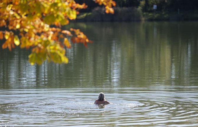 Eine Frau badet im Schwarzachtalsee.<span class='image-autor'>Thomas Warnack/dpa</span>