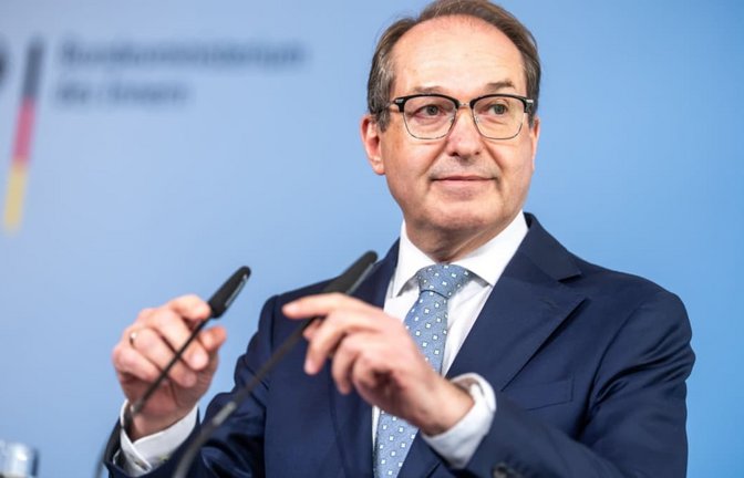 Bundesinnenminister Alexander Dobrindt (CSU) möchte das Informationsfreiheitsgesetz entkernen.<span class='image-autor'>Michael Kappeler/dpa</span>