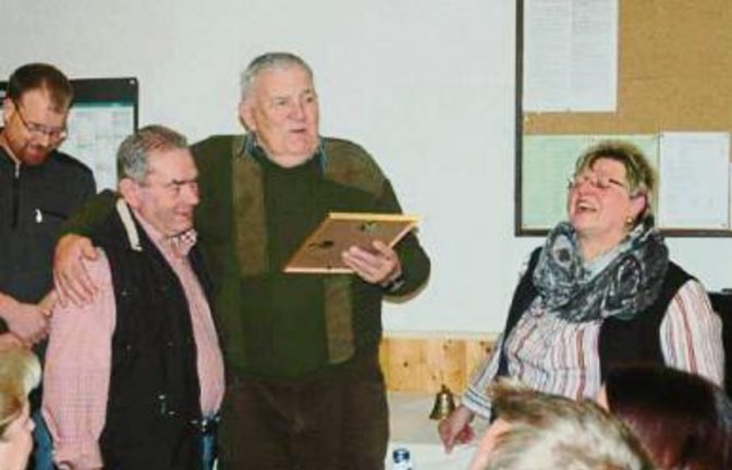 Ehrungen und Spaß bei den llinger Anglern, rechts die Vorsitzende .  Foto: Strobel