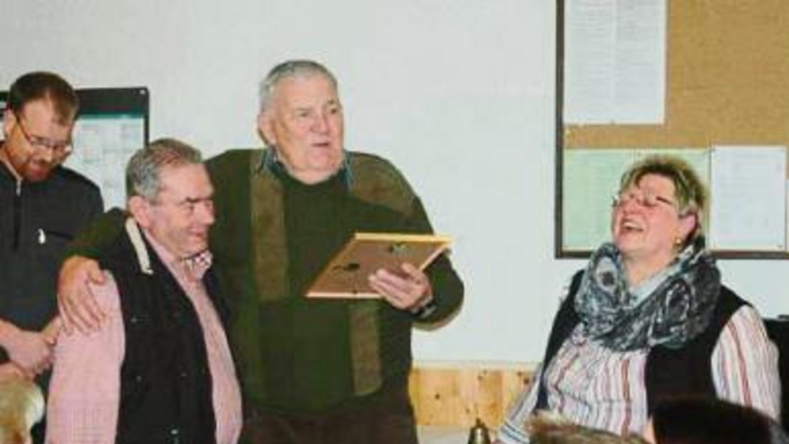 Ehrungen und Spaß bei den llinger Anglern, rechts die Vorsitzende . Foto: Strobel Ehrungen und Spaß bei den llinger Anglern, rechts die Vorsitzende . Foto: Strobel