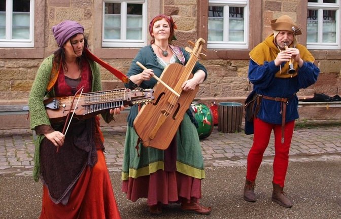 Mal auf dem Klosterhof bei Regen, dann im Paradies, zieht das Ensemble „Faranspil“ mit seinem „Mittelalter-Balkan-Folk“ viele Zuhörer in seinen Bann.  <span class='image-autor'>Fotos: Filitz</span>