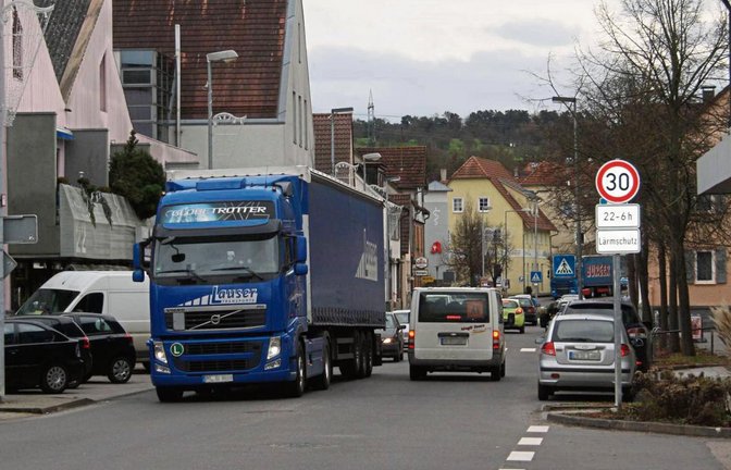 Die Bahnhofstraße in Illingen gilt als meistbefahrene Verkehrsroute im Enzkreis. Die Westumfahrung soll für Entlastung sorgen.  Fotos: Jähne