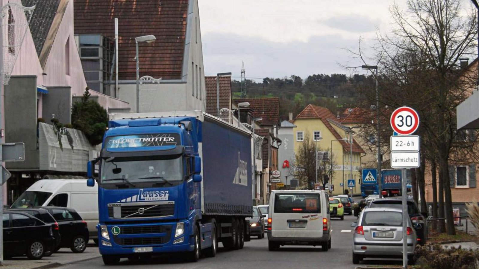 Die Bahnhofstraße in Illingen gilt als meistbefahrene Verkehrsroute im Enzkreis. Die Westumfahrung soll für Entlastung sorgen. Fotos: Jähne Die Bahnhofstraße in Illingen gilt als meistbefahrene Verkehrsroute im Enzkreis. Die Westumfahrung soll für Entlastung sorgen. Fotos: Jähne