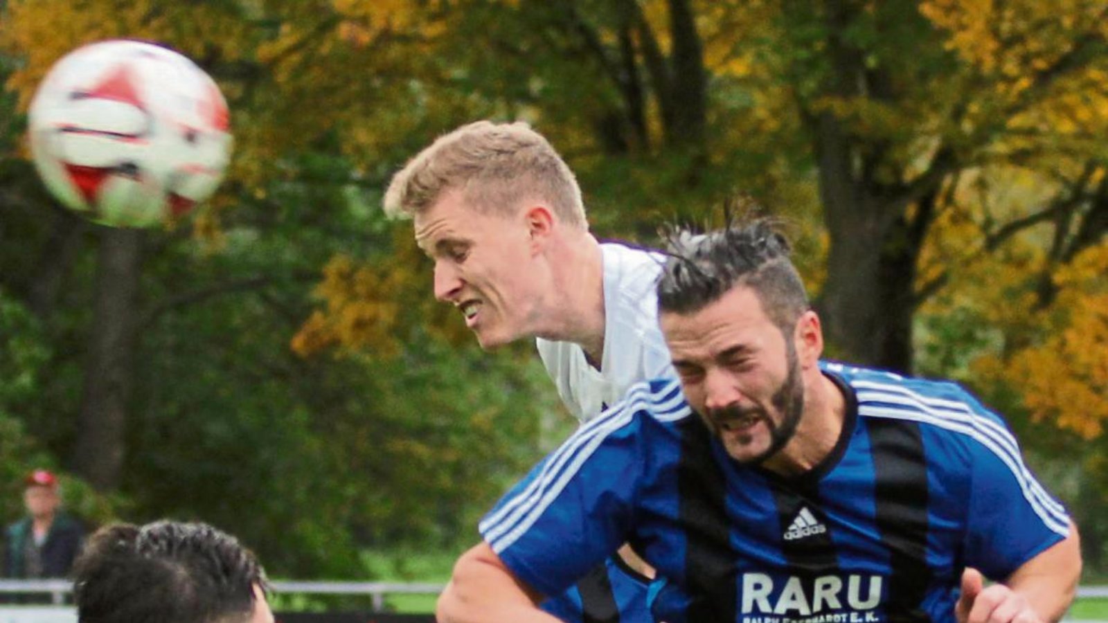 Enzweihingens Flamur Gjinovci (rechts) rechts köpft den Ball vor Sascha Streicher weg. Foto: Nachreiner Enzweihingens Flamur Gjinovci (rechts) rechts köpft den Ball vor Sascha Streicher weg. Foto: Nachreiner