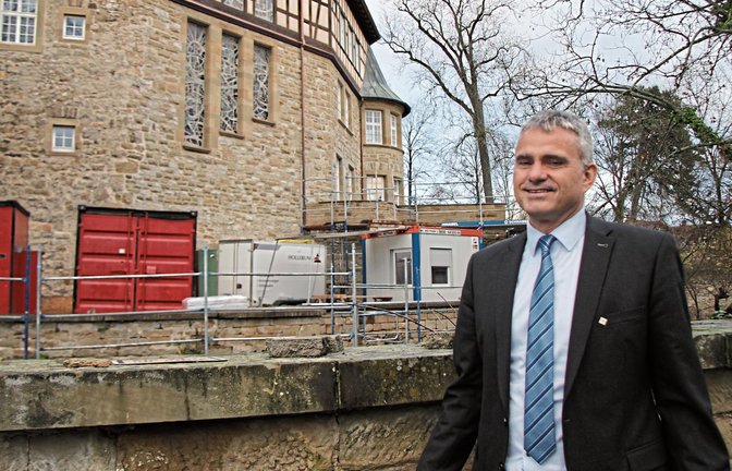 Im nächsten Jahr soll die Verwaltung wieder ins Wasserschloss einziehen können. Das Büro von Holger Albrich wird sich dann in dem kleinen Erker befinden.  Fotos: Banholzer