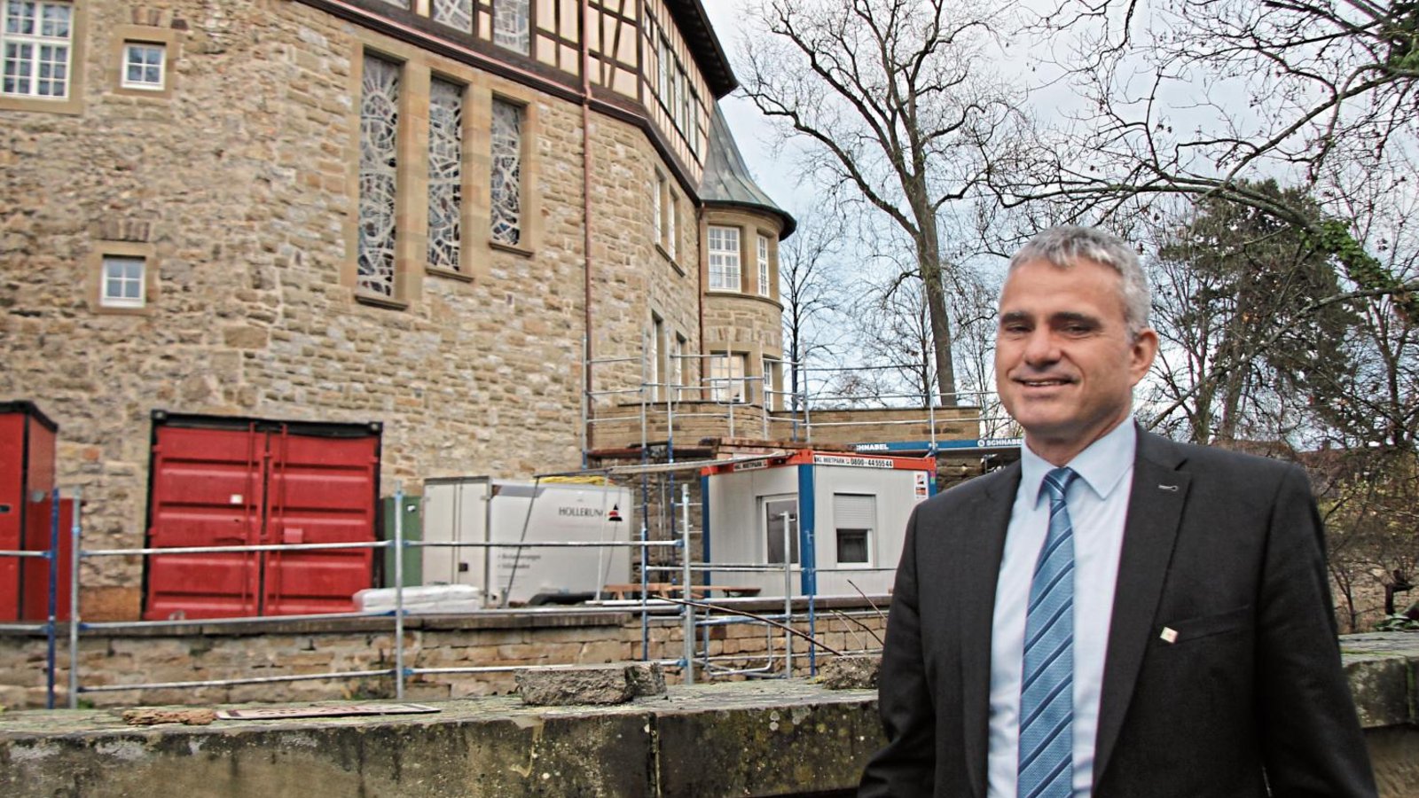 Im nächsten Jahr soll die Verwaltung wieder ins Wasserschloss einziehen können. Das Büro von Holger Albrich wird sich dann in dem kleinen Erker befinden. Fotos: Banholzer Im nächsten Jahr soll die Verwaltung wieder ins Wasserschloss einziehen können. Das Büro von Holger Albrich wird sich dann in dem kleinen Erker befinden. Fotos: Banholzer