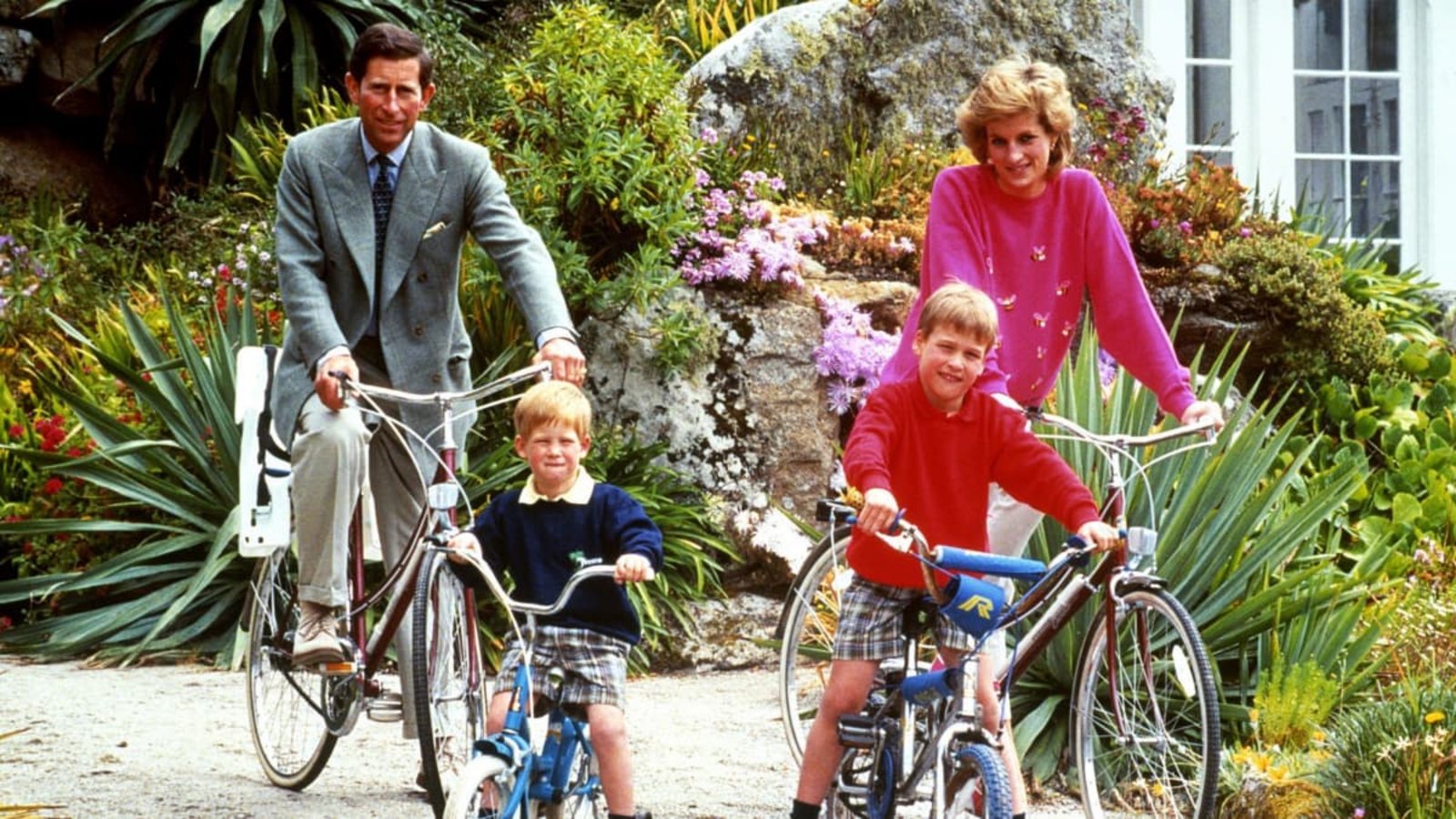 Prinz Harry (vorne links) bei einer Fahrrad-Tour während eines Urlaubs im Jahr 1989 mit seinen Eltern Charles und Diana sowie seinem älteren Bruder William.PA Wire Prinz Harry (vorne links) bei einer Fahrrad-Tour während eines Urlaubs im Jahr 1989 mit seinen Eltern Charles und Diana sowie seinem älteren Bruder William.PA Wire