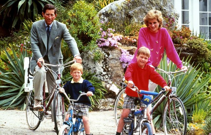 Prinz Harry (vorne links) bei einer Fahrrad-Tour während eines Urlaubs im Jahr 1989 mit seinen Eltern Charles und Diana sowie seinem älteren Bruder William.<span class='image-autor'>PA Wire</span>