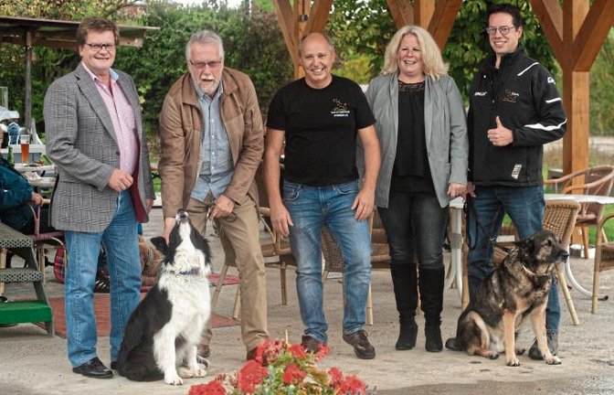 Wiernsheims Bürgermeister Karlheinz Oehler und Klaus-Peter Böhringer von der Scheuermann-Stiftung unterstützen Bernhard Träger, Jessica Kärcher (Zweite Vorsitzende) und Dirk Schmitt (Kassier, von links) vom VdH Iptingen mit einer Spende.  Foto: Fotomoment