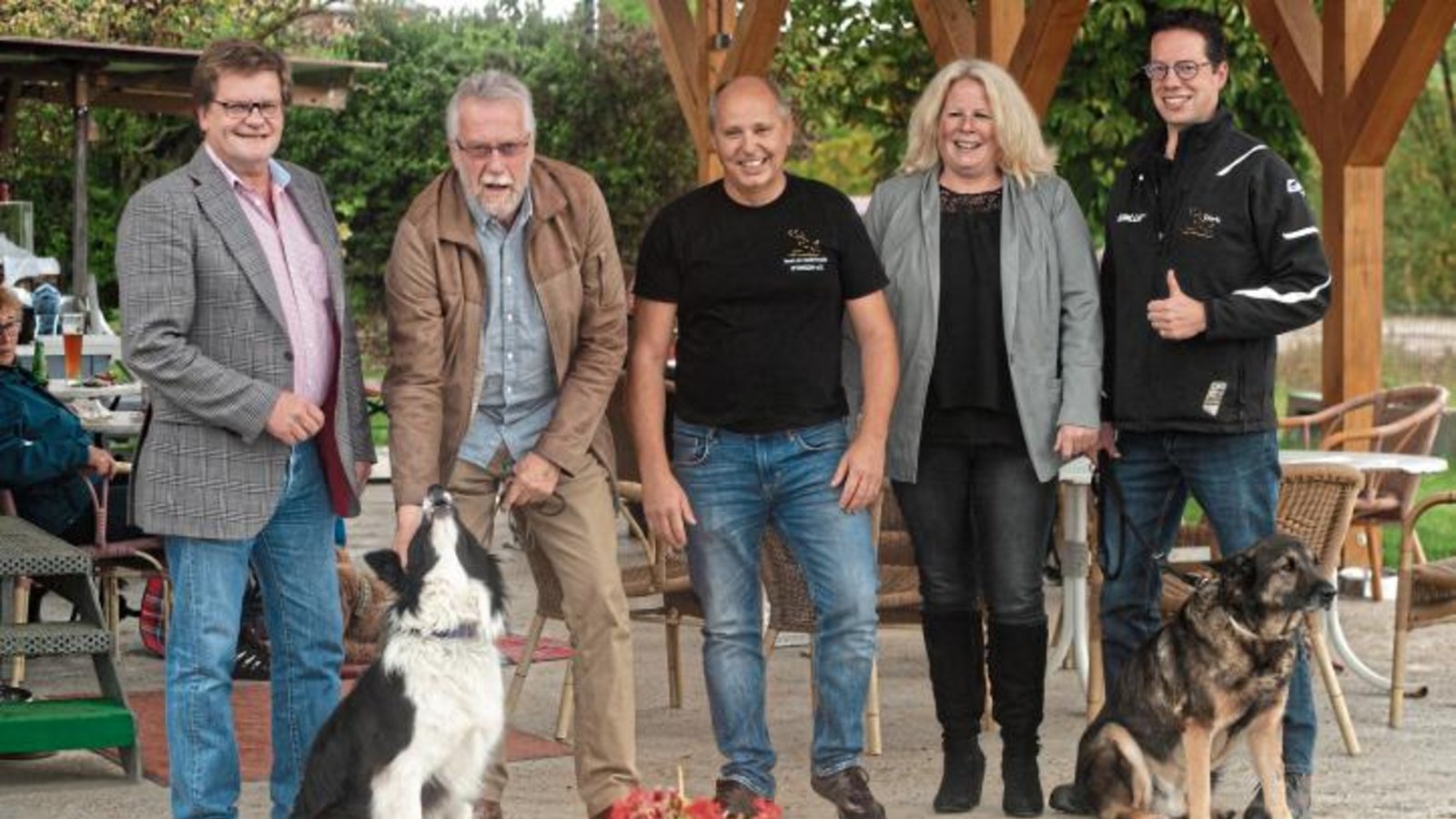Wiernsheims Bürgermeister Karlheinz Oehler und Klaus-Peter Böhringer von der Scheuermann-Stiftung unterstützen Bernhard Träger, Jessica Kärcher (Zweite Vorsitzende) und Dirk Schmitt (Kassier, von links) vom VdH Iptingen mit einer Spende. Foto: Fotomoment Wiernsheims Bürgermeister Karlheinz Oehler und Klaus-Peter Böhringer von der Scheuermann-Stiftung unterstützen Bernhard Träger, Jessica Kärcher (Zweite Vorsitzende) und Dirk Schmitt (Kassier, von links) vom VdH Iptingen mit einer Spende. Foto: Fotomoment