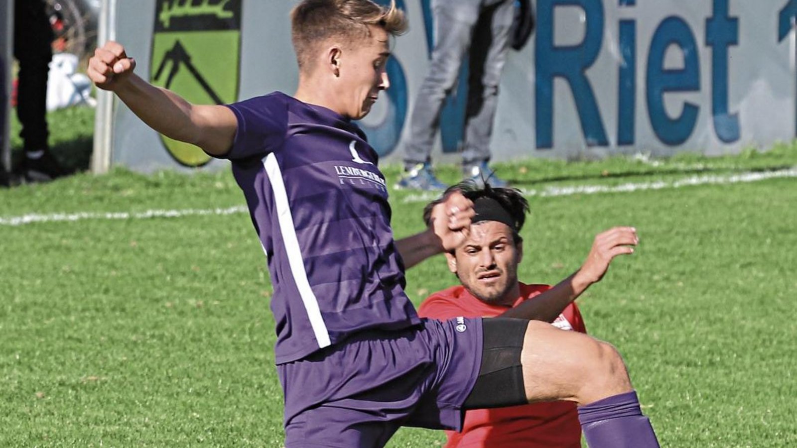 Für Riets Konstantinos Michailidis (hinten) ist kein Vorbeikommen an Manuel Gayer von der SGM Roßwag/Mühlhausen. Foto: Nachreiner Für Riets Konstantinos Michailidis (hinten) ist kein Vorbeikommen an Manuel Gayer von der SGM Roßwag/Mühlhausen. Foto: Nachreiner