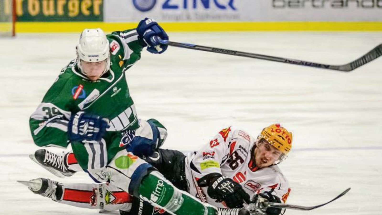 Bietigheims Matt McKnight (links) wird regelwidrig von Bremerhavens Tomas Schmidt von den Beinen geholt. Am Ende siegten aber die Steelers. Foto: Simecek Bietigheims Matt McKnight (links) wird regelwidrig von Bremerhavens Tomas Schmidt von den Beinen geholt. Am Ende siegten aber die Steelers. Foto: Simecek