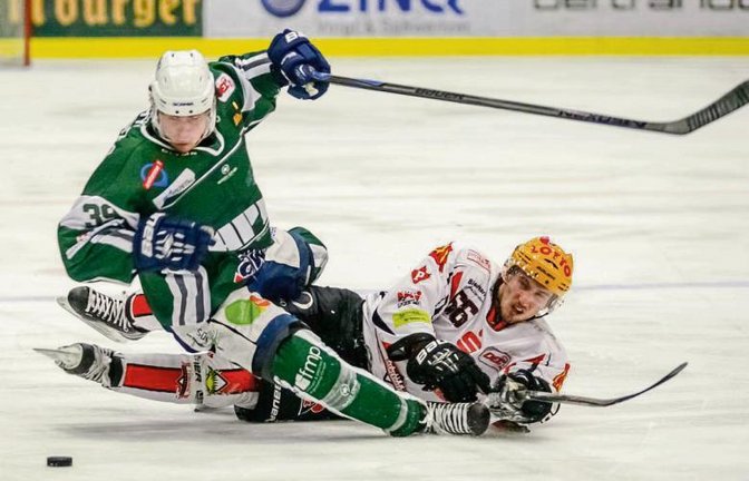 Bietigheims Matt McKnight (links) wird regelwidrig von Bremerhavens Tomas Schmidt von den Beinen geholt. Am Ende siegten aber die Steelers. Foto: Simecek