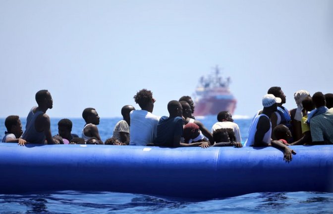 Seenotrettung im Mittelmeer&nbsp;– für viele die einzige Chance, den Migrationsversuch zu überleben.<span class='image-autor'>Hannah Wallace Bowman/MSF/Sos Mediterranee/dpa</span>