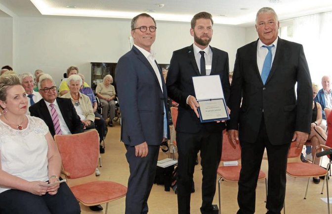 Hauptgeschäftsführer Bernhard Schneider (stehend links) hat Hausdirektor Jan-Ole Meyer zum Jubiläum eine Plakette überreicht, rechts Eberdingens Bürgermeister Peter Schäfer.  Foto: Rücker