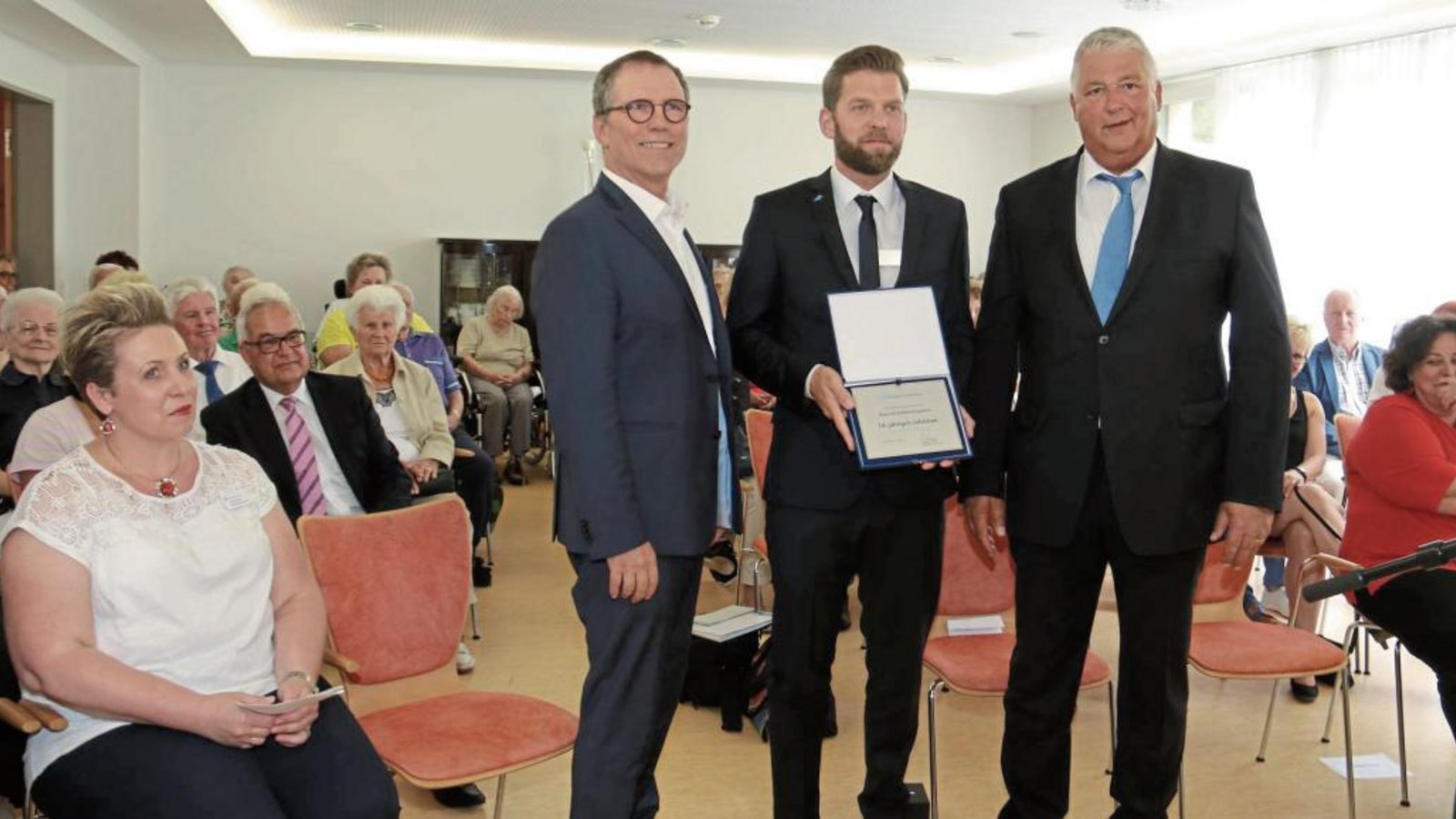 Hauptgeschäftsführer Bernhard Schneider (stehend links) hat Hausdirektor Jan-Ole Meyer zum Jubiläum eine Plakette überreicht, rechts Eberdingens Bürgermeister Peter Schäfer. Foto: Rücker Hauptgeschäftsführer Bernhard Schneider (stehend links) hat Hausdirektor Jan-Ole Meyer zum Jubiläum eine Plakette überreicht, rechts Eberdingens Bürgermeister Peter Schäfer. Foto: Rücker