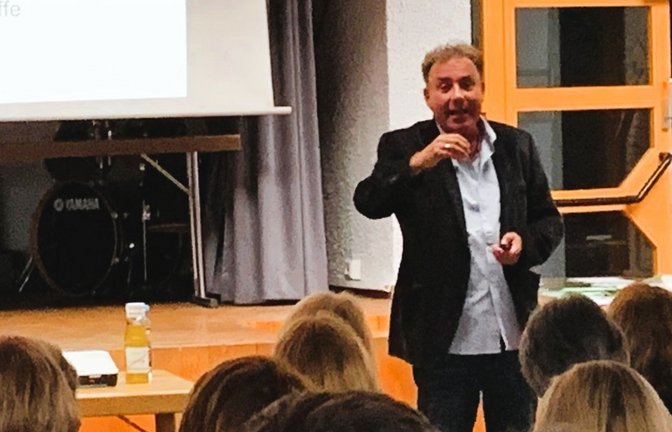 Ralf Moll spricht vor rund 100 Zuhörerinnen und Zuhörern in Vaihingen. <span class='image-autor'>Foto: p</span>