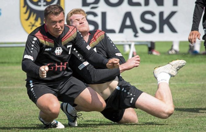 Beim Versuch, einen kurzen Ball abzuwehren, rasseln Patrick Thomas (rechts) und Rosenheims Steve Schmutzler zusammen. Für den Pfungstädter bedeutet der Zusammenprall das Ende der World Games aufgrund einer Schultereckgelenkssprengung.  Foto: DFBL/Schönwandt
