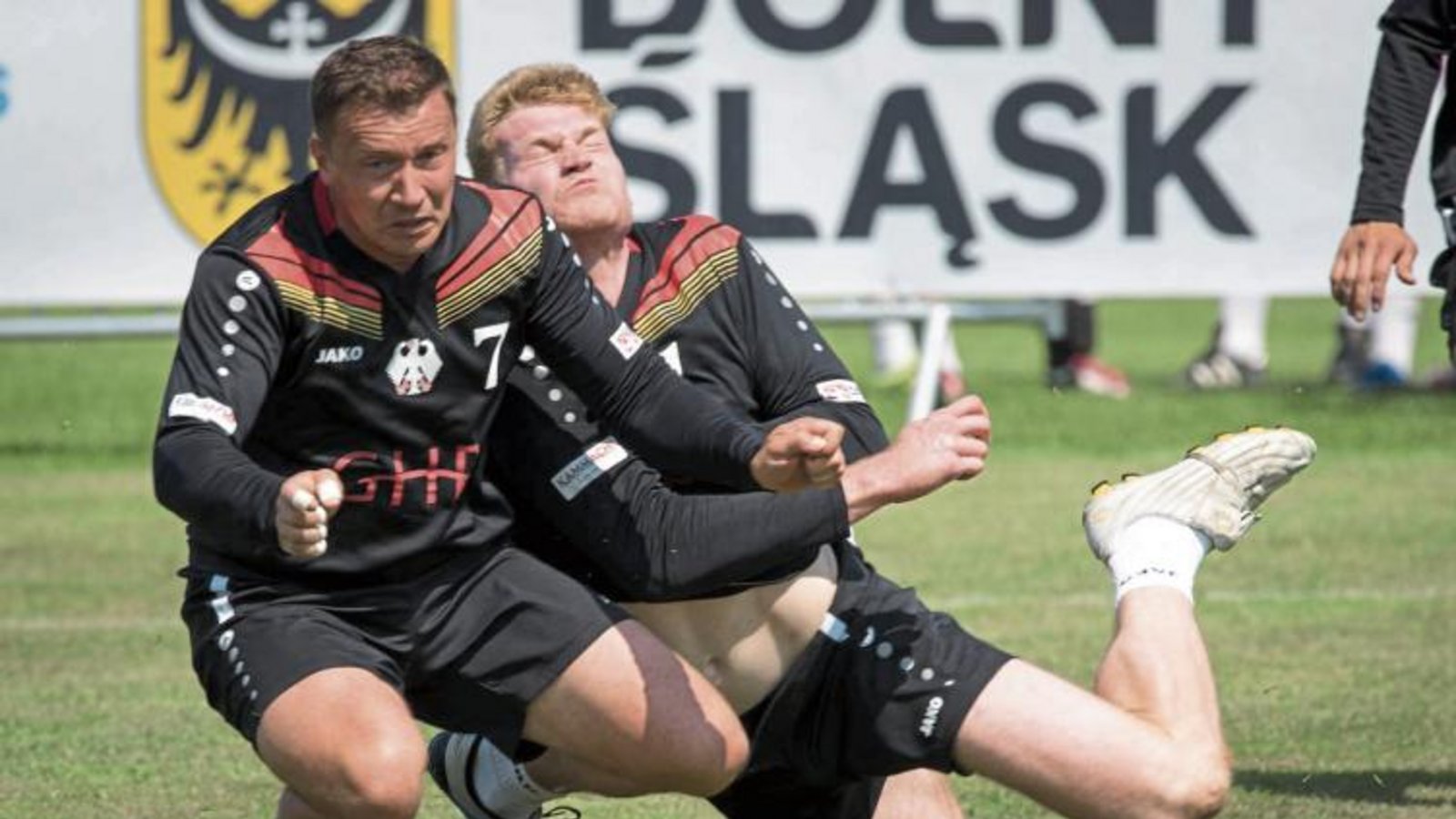 Beim Versuch, einen kurzen Ball abzuwehren, rasseln Patrick Thomas (rechts) und Rosenheims Steve Schmutzler zusammen. Für den Pfungstädter bedeutet der Zusammenprall das Ende der World Games aufgrund einer Schultereckgelenkssprengung. Foto: DFBL/Schönwandt Beim Versuch, einen kurzen Ball abzuwehren, rasseln Patrick Thomas (rechts) und Rosenheims Steve Schmutzler zusammen. Für den Pfungstädter bedeutet der Zusammenprall das Ende der World Games aufgrund einer Schultereckgelenkssprengung. Foto: DFBL/Schönwandt