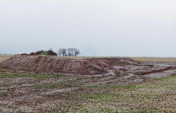 Auf dem Areal beim Egartenhof suchen Archäologen derzeit nach Überresten von Gräbern aus dem Frühmittelalter – bislang aber ohne Erfolg.  Foto: Terranets BW