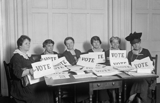 US-Amerikanische Frauenrechtlerinnen halten Schilder mit der Aufschrift "Vote" hoch, 1924.<span class='image-autor'>Foto: Everett Collection / Shutterstock</span>